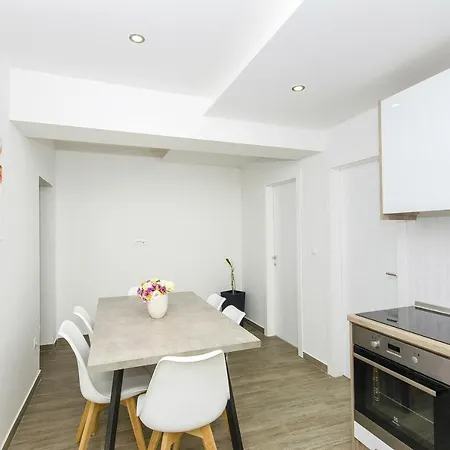 Marina Luxury Suites Apartment *