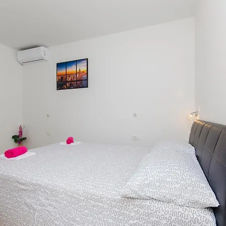 Marina Luxury Suites *