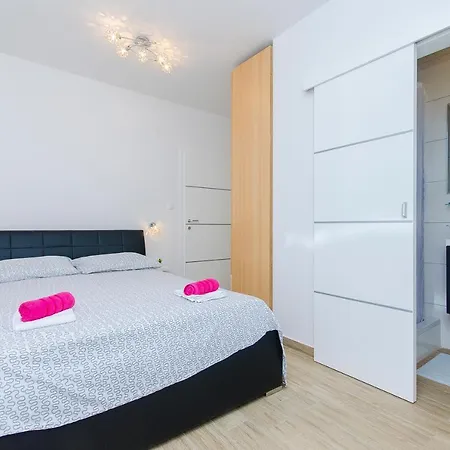Marina Luxury Suites Apartment *