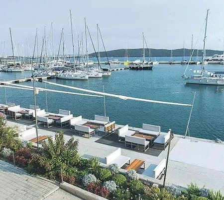 Marina Luxury Suites דירה